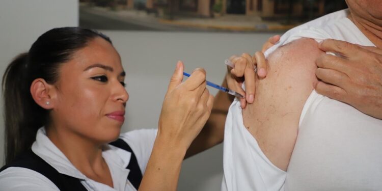 Pide Salud vacunar a mayores de 60 años y personas con enfermedades crónicas