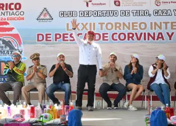 Pescadores y familias reunidos en Playa La Pesca durante el 72° Torneo de Corvina y Especies Varias en Tamaulipas.