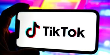 TikTok se reinventa: llega al universo de los pódcast… en video