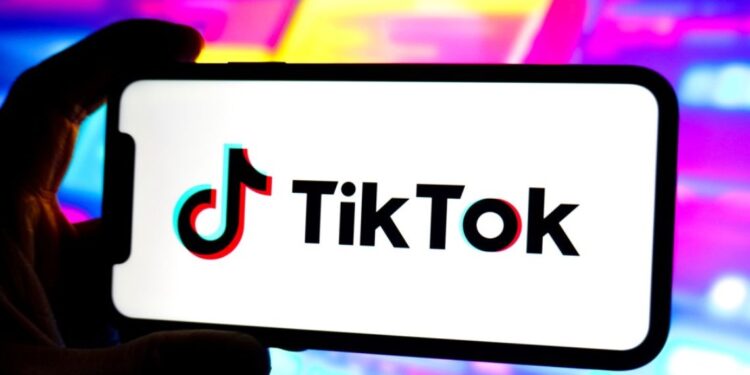 TikTok se reinventa: llega al universo de los pódcast… en video