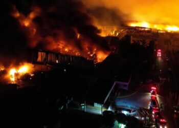 Explosión en parque industrial de Buenos Aires deja 22 heridos y activa alerta por humos tóxicos