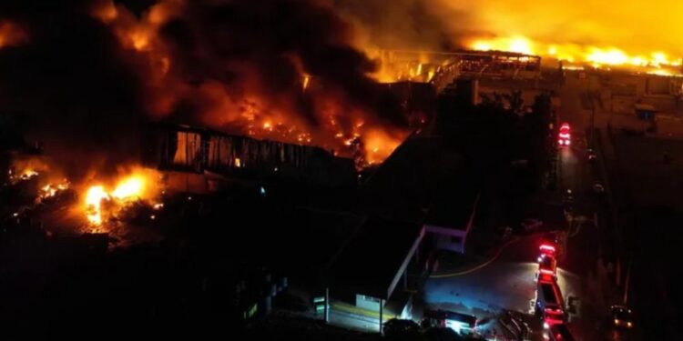 Explosión en parque industrial de Buenos Aires deja 22 heridos y activa alerta por humos tóxicos