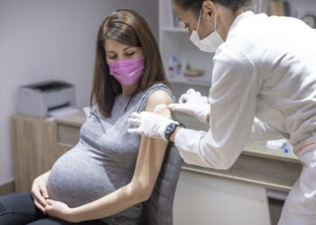 Vacunarse durante el embarazo protege a la madre y al bebé