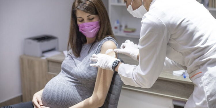 Vacunarse durante el embarazo protege a la madre y al bebé