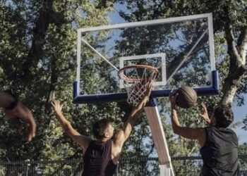 Dos jóvenes mueren al caerles postes de basquetbol durante entrenamientos