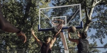 Dos jóvenes mueren al caerles postes de basquetbol durante entrenamientos