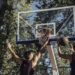 Dos jóvenes mueren al caerles postes de basquetbol durante entrenamientos