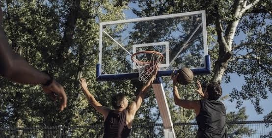 Dos jóvenes mueren al caerles postes de basquetbol durante entrenamientos