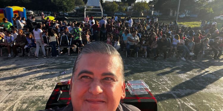 Óscar Narváez realiza jornada navideña de convivencia comunitaria