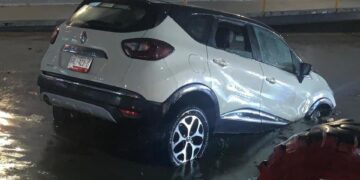 Lluvias intensas dejan encharcamientos y vehículos afectados en Victoria