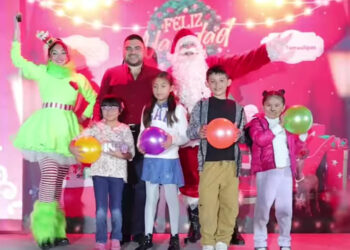 Más de mil 200 personas asisten al encendido del pino navideño en Casas