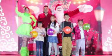 Más de mil 200 personas asisten al encendido del pino navideño en Casas