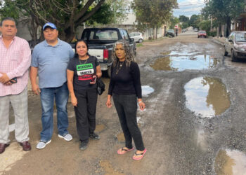 No hay vacaciones…Oscar Narváez atiende reporte por deterioro vial y fugas de agua