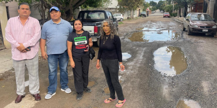 No hay vacaciones…Oscar Narváez atiende reporte por deterioro vial y fugas de agua