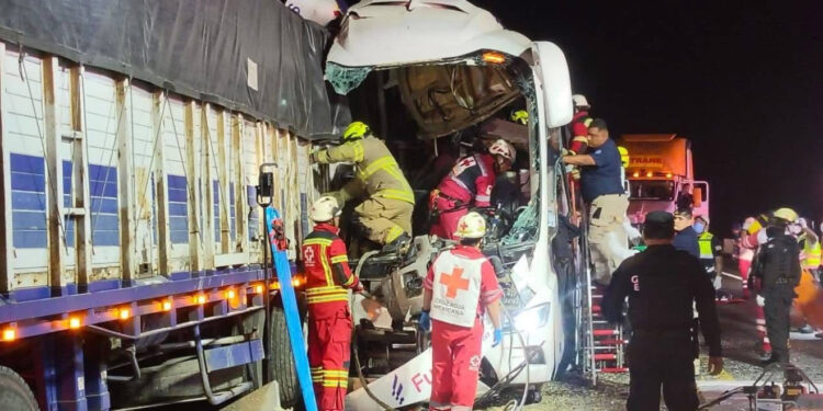 Choque entre autobús y tráiler en Güémez deja 35 lesionados y dos fallecidos