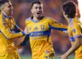 Jugadores de Tigres celebran el gol de Correa en la victoria 1-0 sobre Toluca en la ida de la final de la Liga MX.