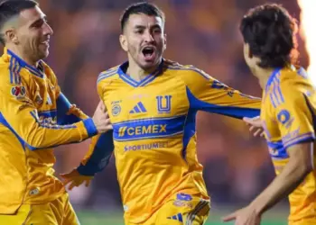 Jugadores de Tigres celebran el gol de Correa en la victoria 1-0 sobre Toluca en la ida de la final de la Liga MX.