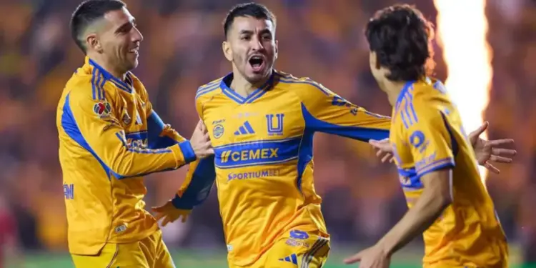 Jugadores de Tigres celebran el gol de Correa en la victoria 1-0 sobre Toluca en la ida de la final de la Liga MX.