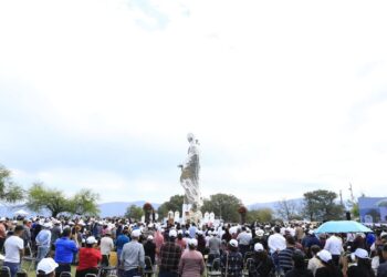 Fieles creyentes acuden a la inauguración de la Virgen de la Misericordia