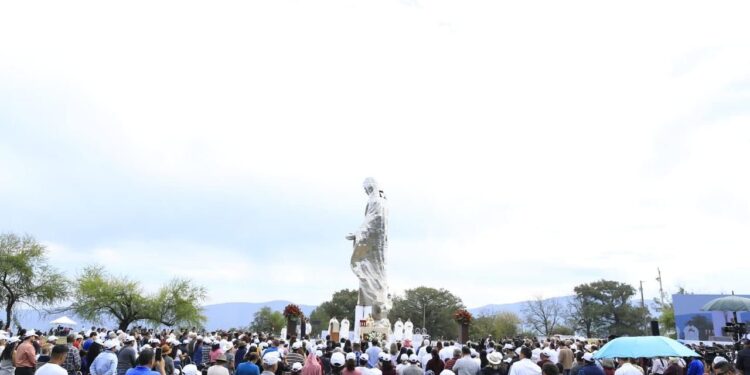 Fieles creyentes acuden a la inauguración de la Virgen de la Misericordia