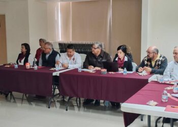 Reunión de Secretaría de Educación con docentes para evaluación académica