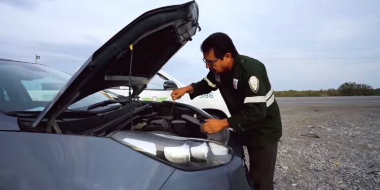 Ángeles Verdes asistiendo a turistas en carretera de Tamaulipas