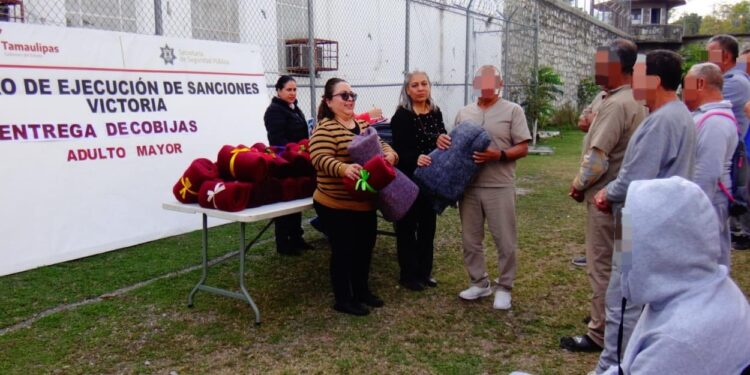 Entrega CEDES Victoria cobijas a personas adultas mayores ante bajas temperaturas