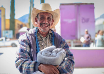 DIF Tamaulipas refuerza entrega de cobijas y alimentos ante frío invernal