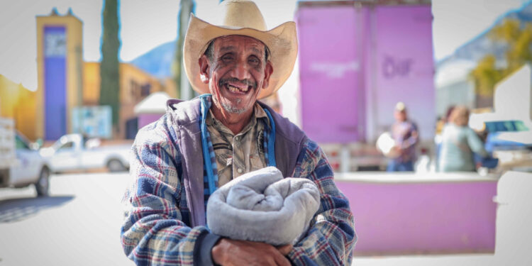 DIF Tamaulipas refuerza entrega de cobijas y alimentos ante frío invernal