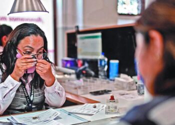 Persona revisando documentos en casa de empeño