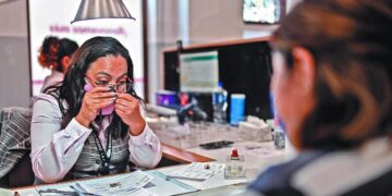 Persona revisando documentos en casa de empeño