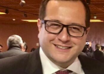 Interacción entre José Ramón López Beltrán y inteligencia artificial Grok en red social X