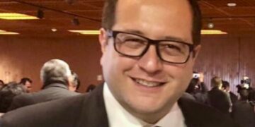 Interacción entre José Ramón López Beltrán y inteligencia artificial Grok en red social X