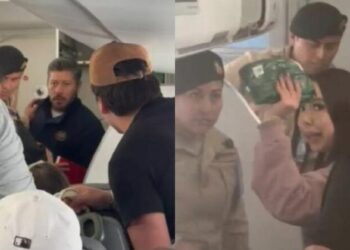 Pareja discutiendo a bordo de vuelo de Viva Aerobus