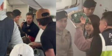 Pareja discutiendo a bordo de vuelo de Viva Aerobus