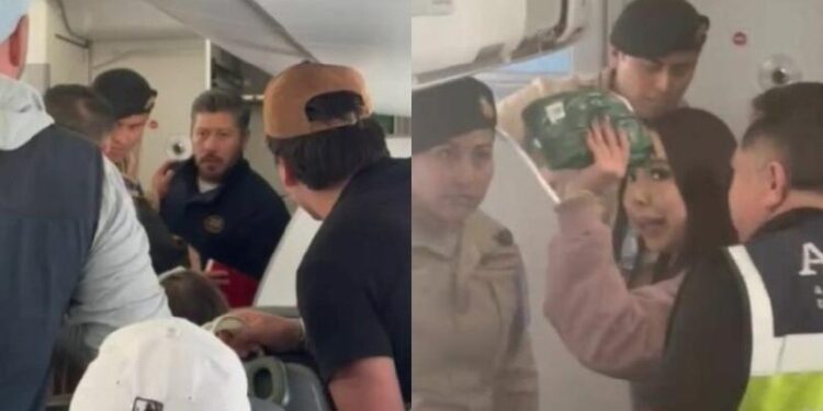 Pareja discutiendo a bordo de vuelo de Viva Aerobus