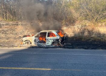 Vehículo incendiado en carretera Victoria-Monterrey tras accidente