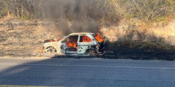 Vehículo incendiado en carretera Victoria-Monterrey tras accidente
