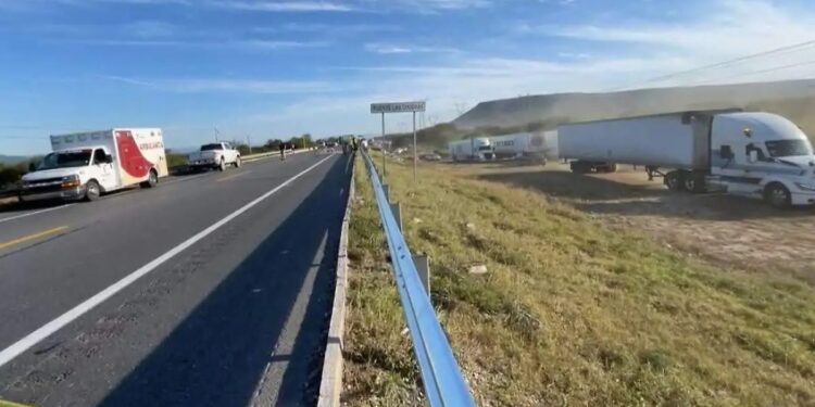 Accidente carretero con vehículos y ambulancias en Tamaulipas
