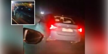 Conductor deteniendo vehículo tras accidente en carretera India