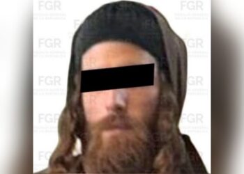 Elementos de fiscales y policía en arresto de presunto miembro secta