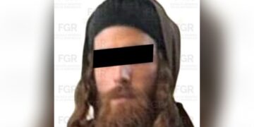 Elementos de fiscales y policía en arresto de presunto miembro secta