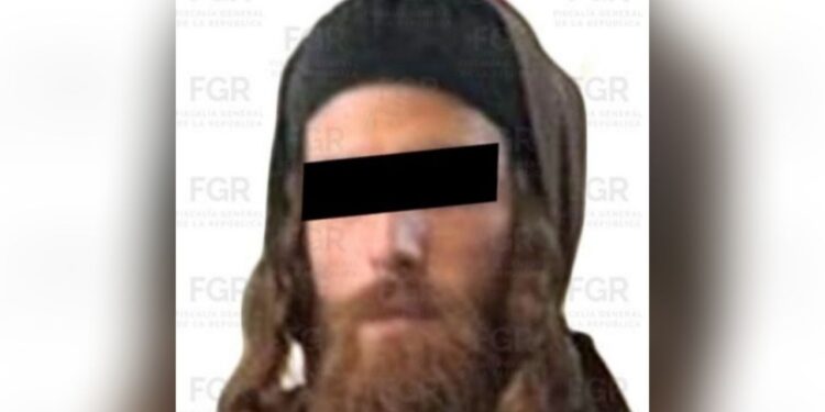 Elementos de fiscales y policía en arresto de presunto miembro secta