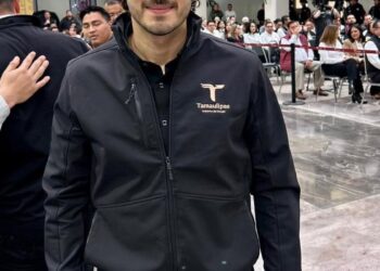 Inspector visitando empresa para verificar pago de salario mínimo