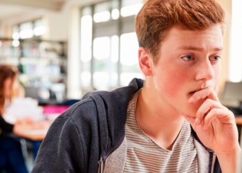 Estudiantes utilizando dispositivos tecnológicos para aprendizaje con inteligencia artificial