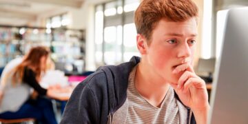 Estudiantes utilizando dispositivos tecnológicos para aprendizaje con inteligencia artificial