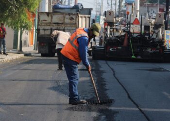 Trabajadores reparan baches en calles de Tampico