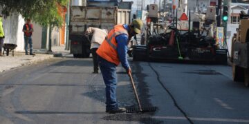 Trabajadores reparan baches en calles de Tampico