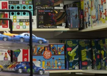 Juguetes variados en anaquel de tienda comercial