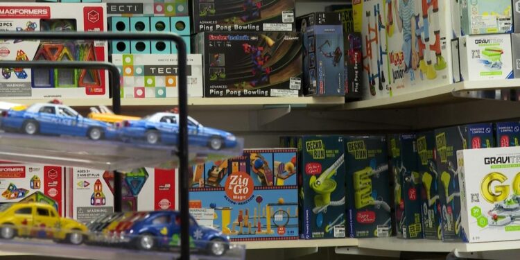 Juguetes variados en anaquel de tienda comercial